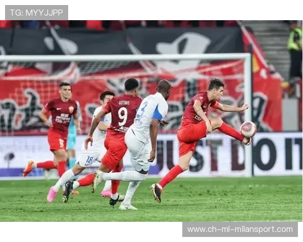 上海海港左路连续推进让禁区前沿完全暴露